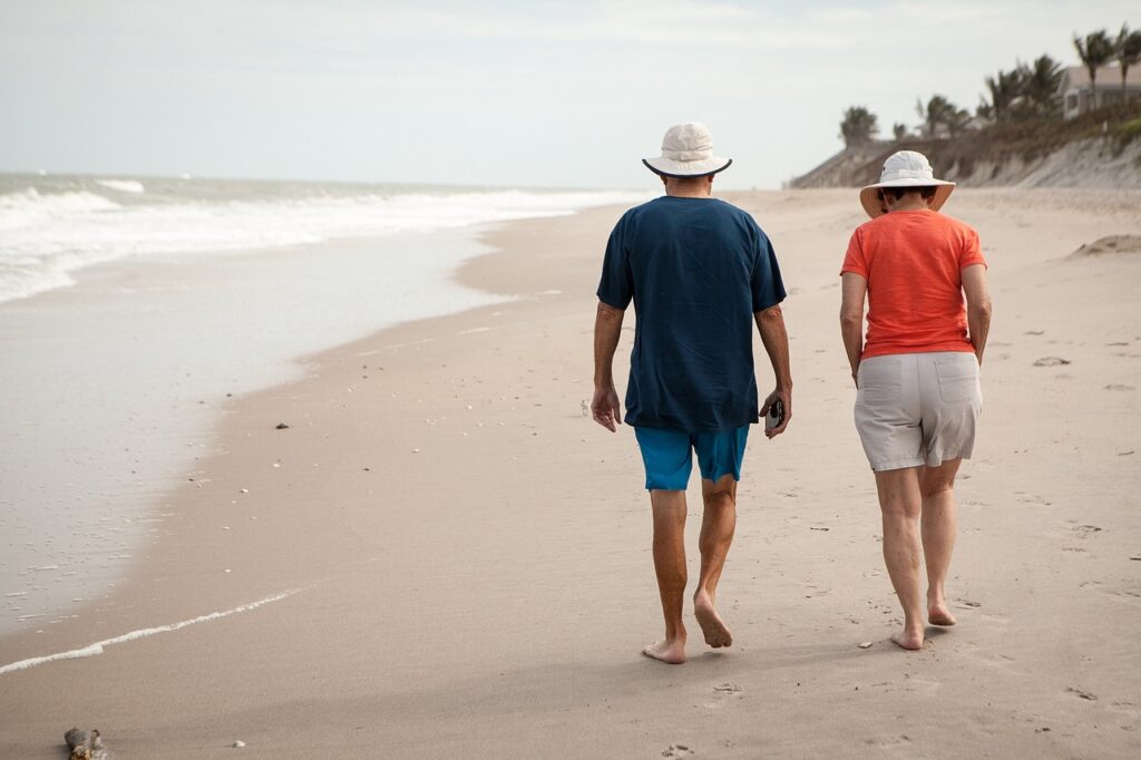 Imagem de Pessoas de meia idade andando na praia. 