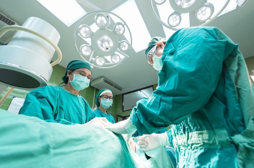 Imagem mostra médicos em atendimento; imagem ilustra matéria com previsão de resultados de empresas do setor de saúde
