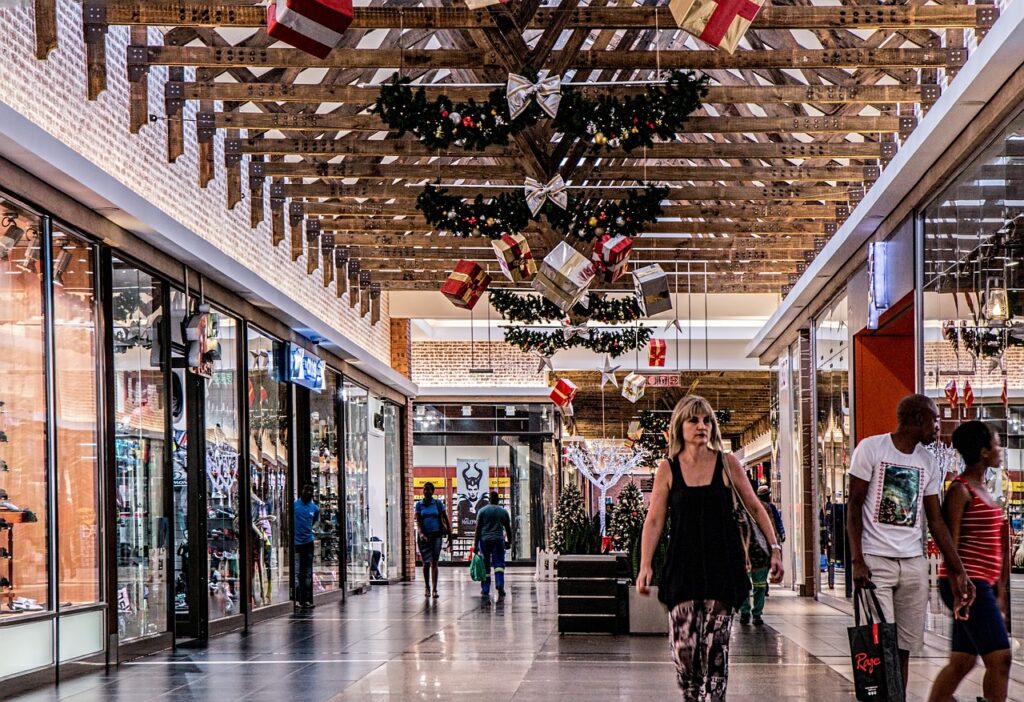 Imagem mostra cena de shopping center e ilustra matéria sobre o índice de confiança do consumidor dos EUA calculado pela Universidade de Michigan