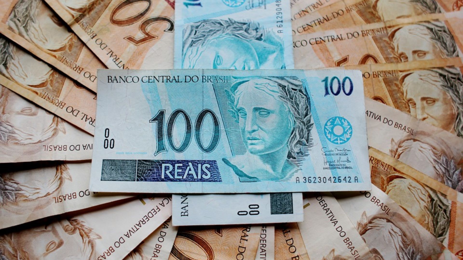 Real foi 8ª moeda que mais se valorizou em 2022 em comparação ao dólar