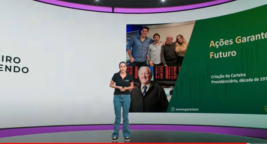 Foto de Louise Barsi palestrando em evento da EQI