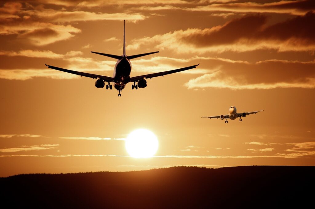 Imagem mostra dois aviões em voo.