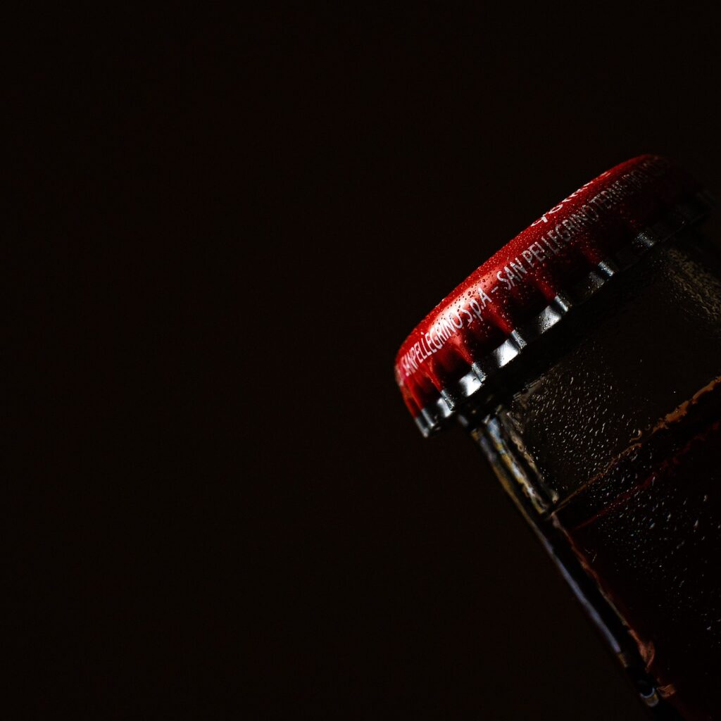Imagem mostra a boca de uma garrafa de cerveja.