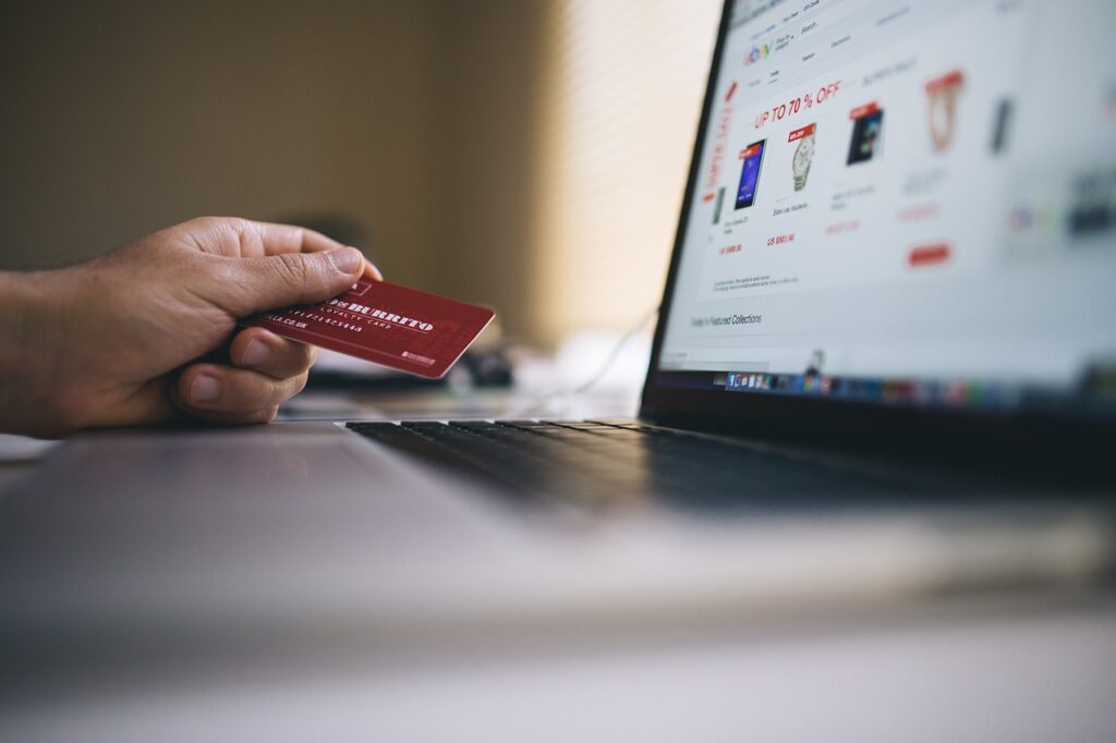 Imagem mostra um consumidor fazendo uma compra online.
