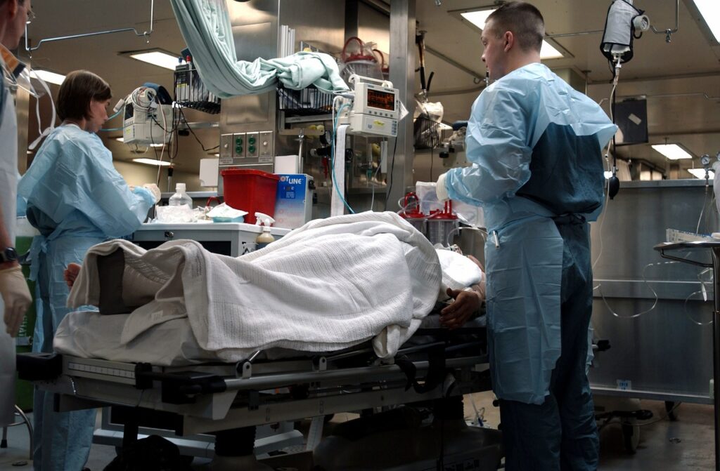 Imagem mostra enfermeiros e médicos em sala de operação.