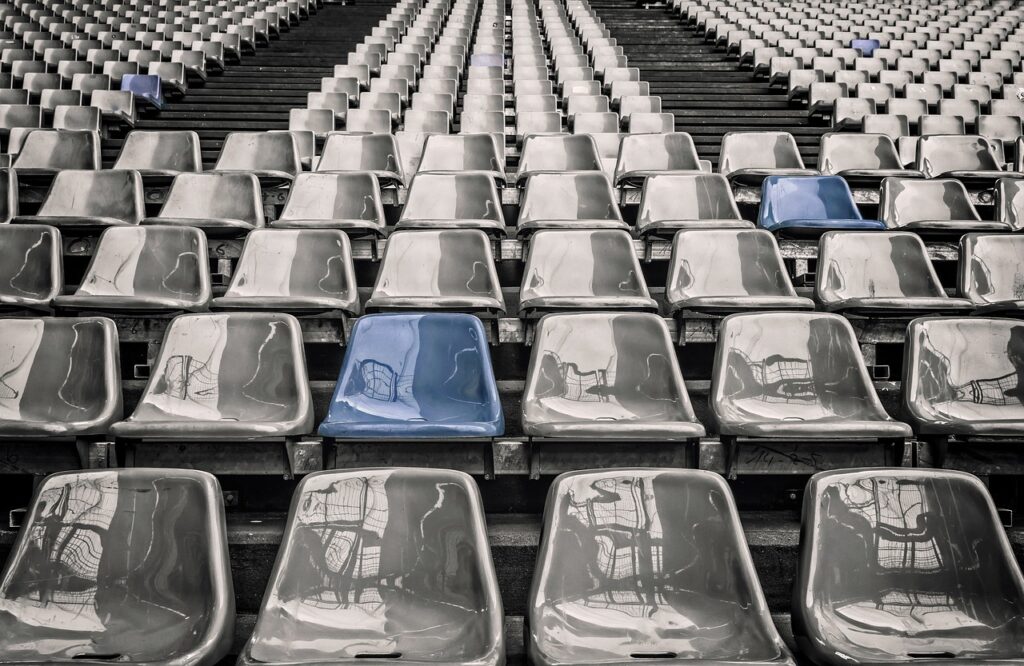 Imagem mostra uma arquibancada de estádio de futebol.