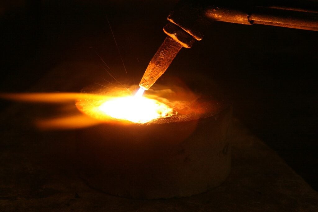 Imagem mostra uma caldeira para derretimento de ferro.