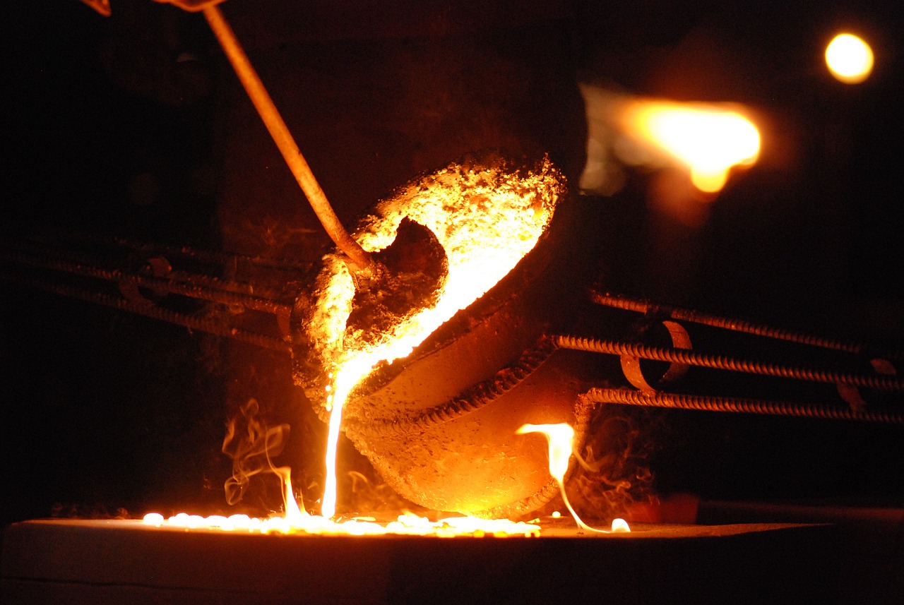 Imagem mostra uma caldeira para derretimento de ferro.