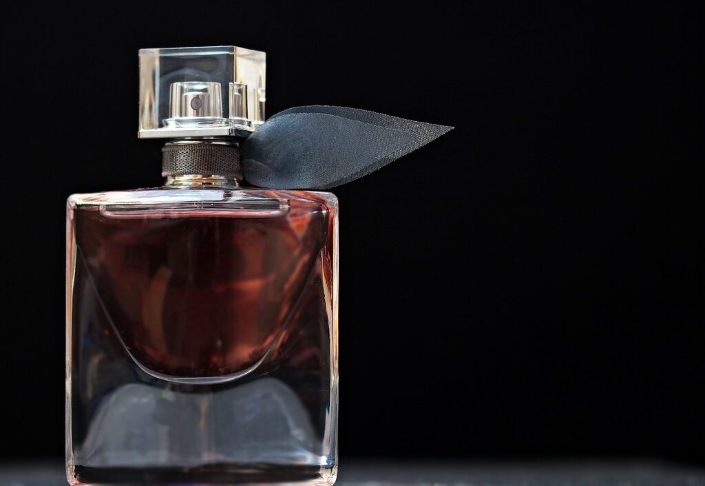 Imagem mostra um perfume de luxo.
