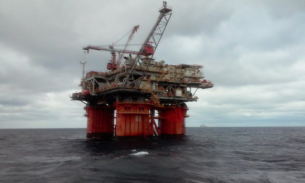 Imagem mostra uma plataforma de petróleo.