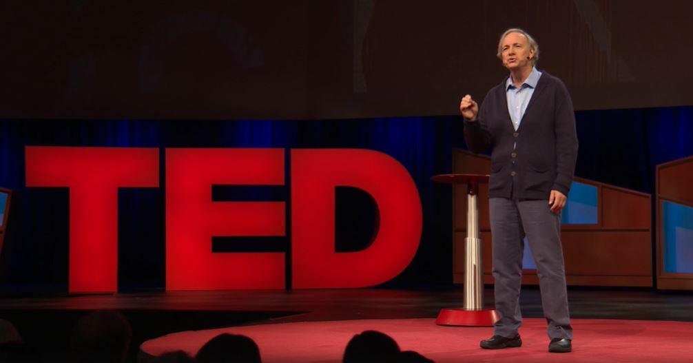 Foto de Ray Dalio em apresentação no TED Talks