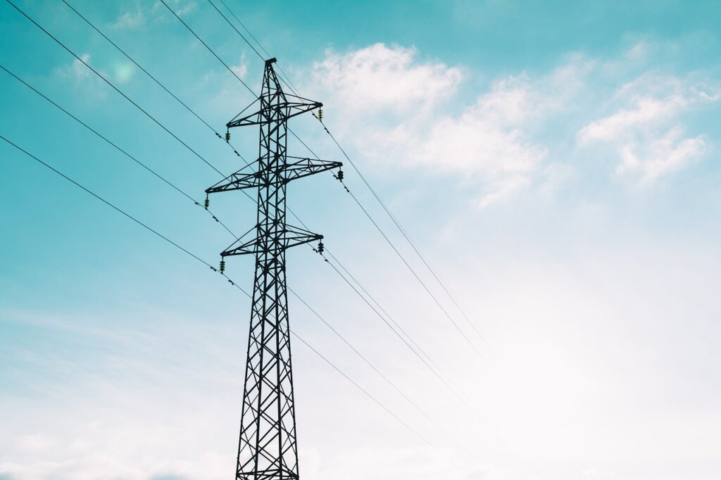 Imagem mostra uma torre de energia.