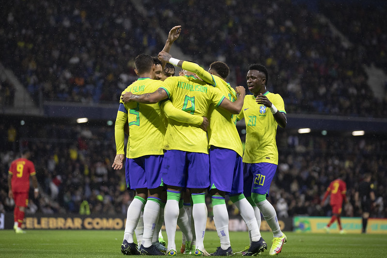 Seleção brasileira festeja gol em amistosos; ,imagem ilustra texto sobre planejamento financeiro para ir à Copa de 2026