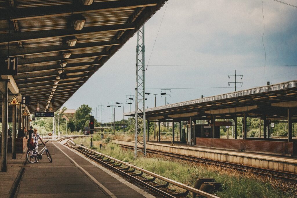 Imagem mostra pessoas esperando o trem em cidade do interior da Europa.