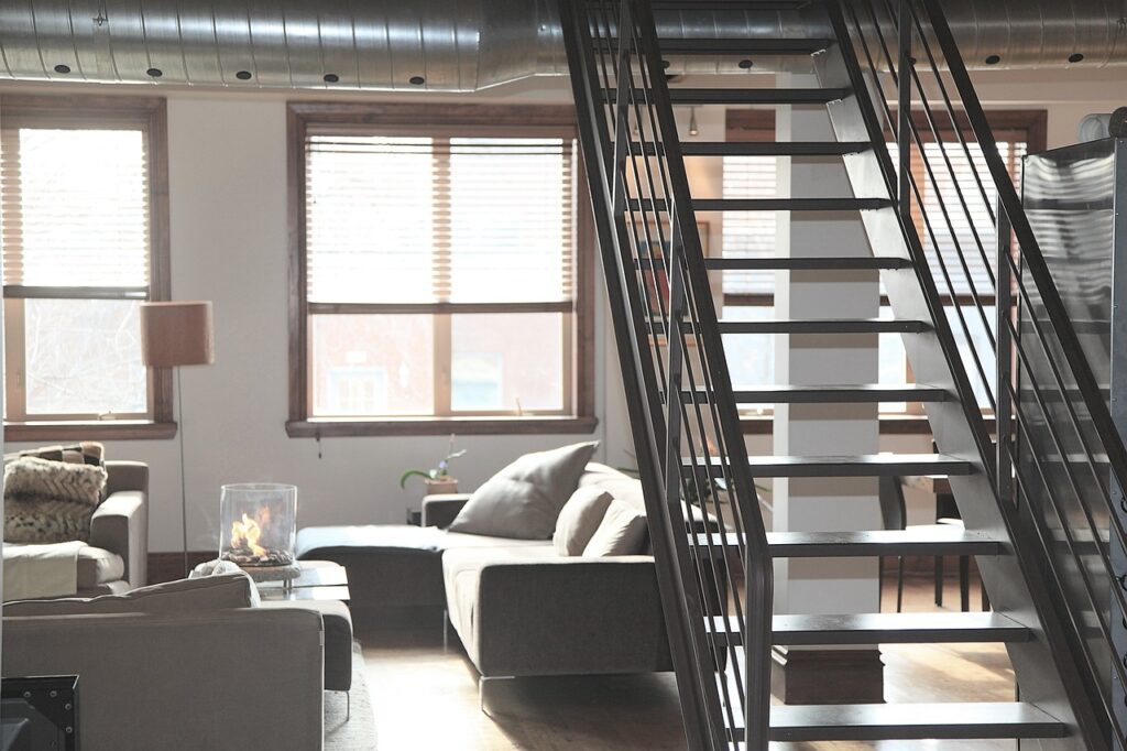 Imagem mostra o interior de um apartamento.
