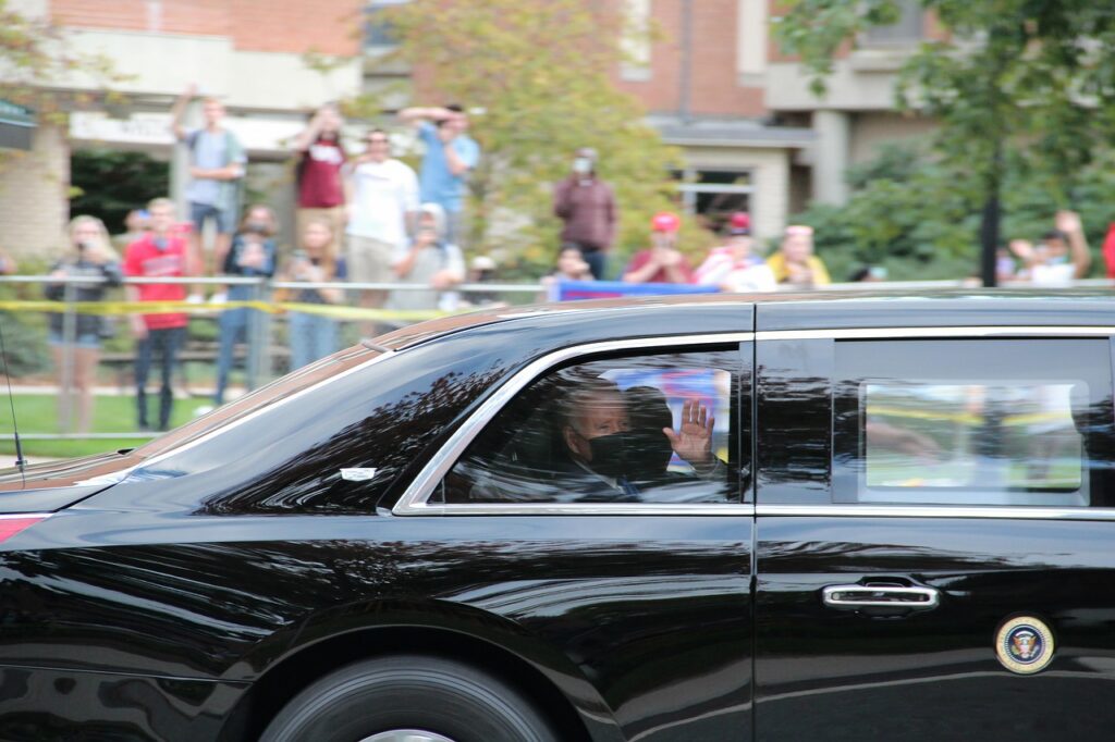 Imagem mostra o presidente Joe Biden passando de carro.