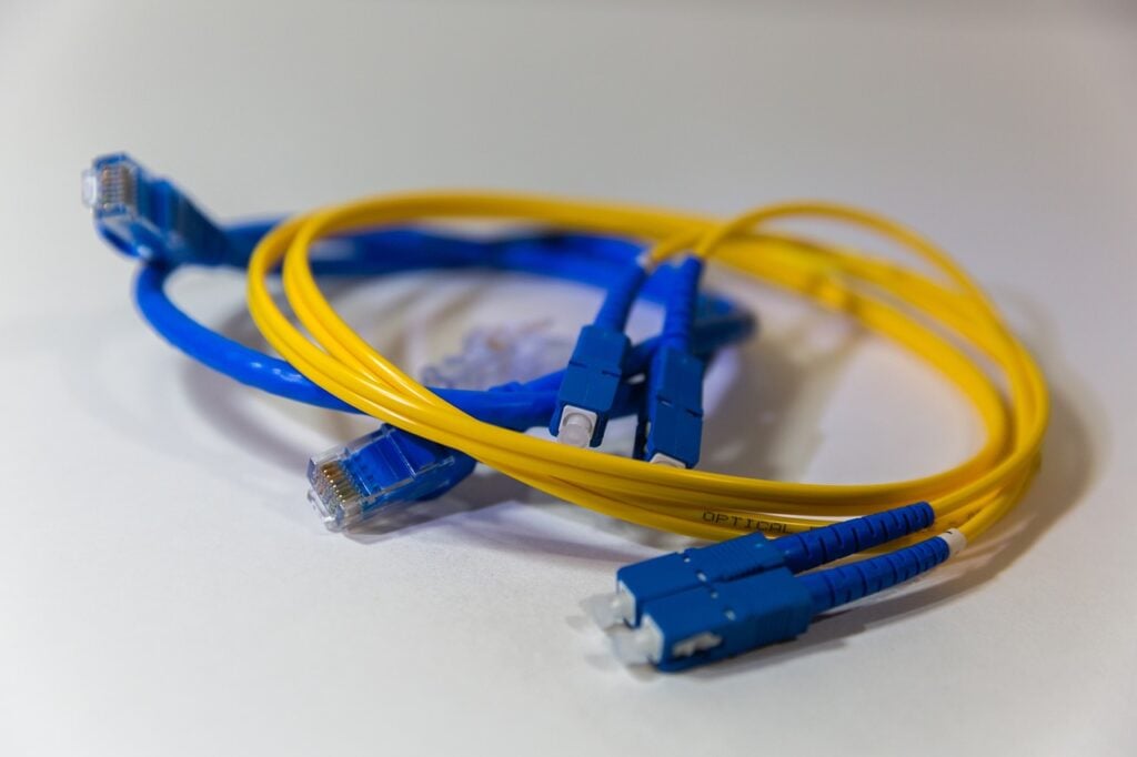 Imagem mostra cabos de fibra ótica.