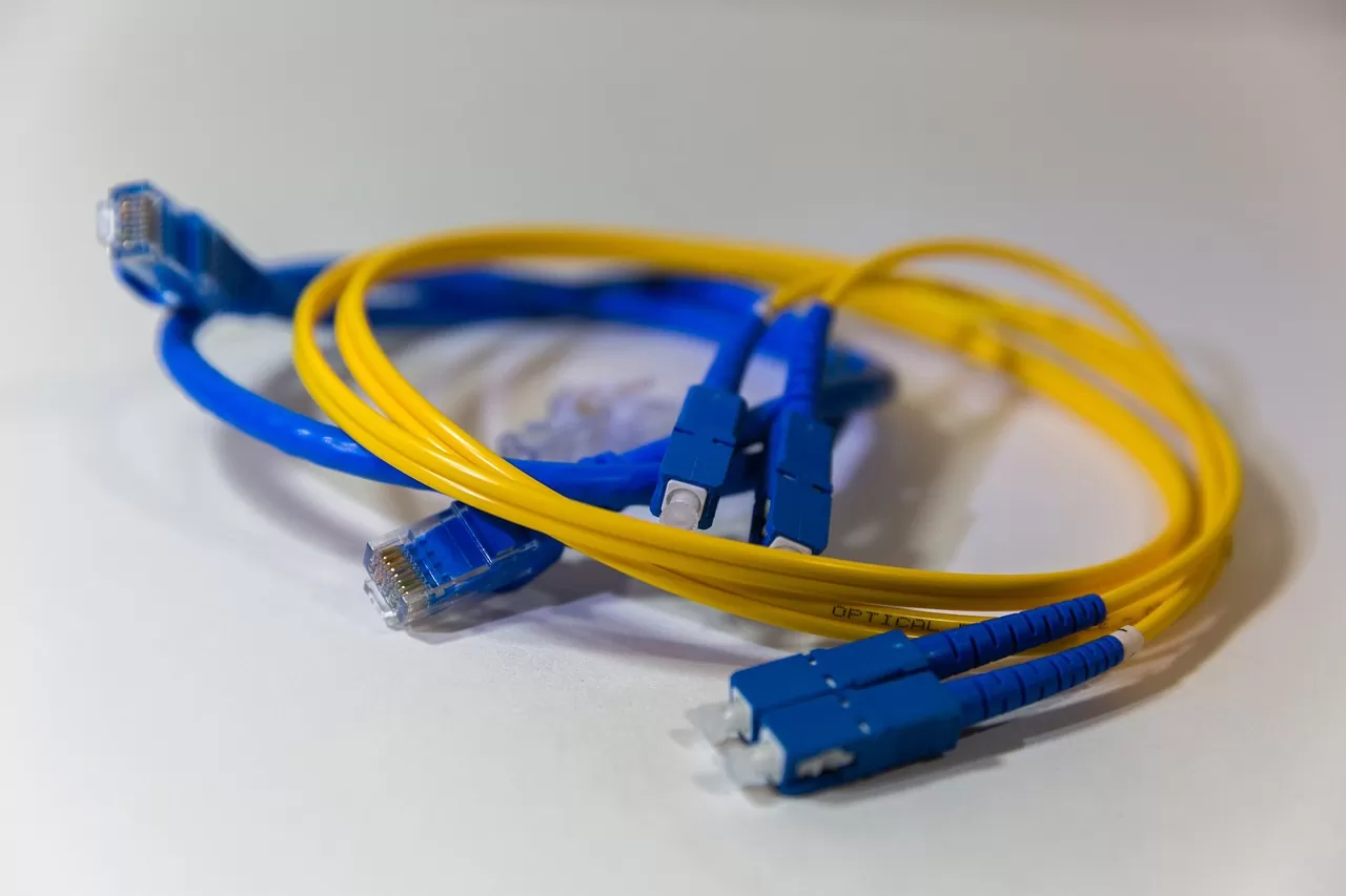 Imagem mostra cabos de fibra ótica.
