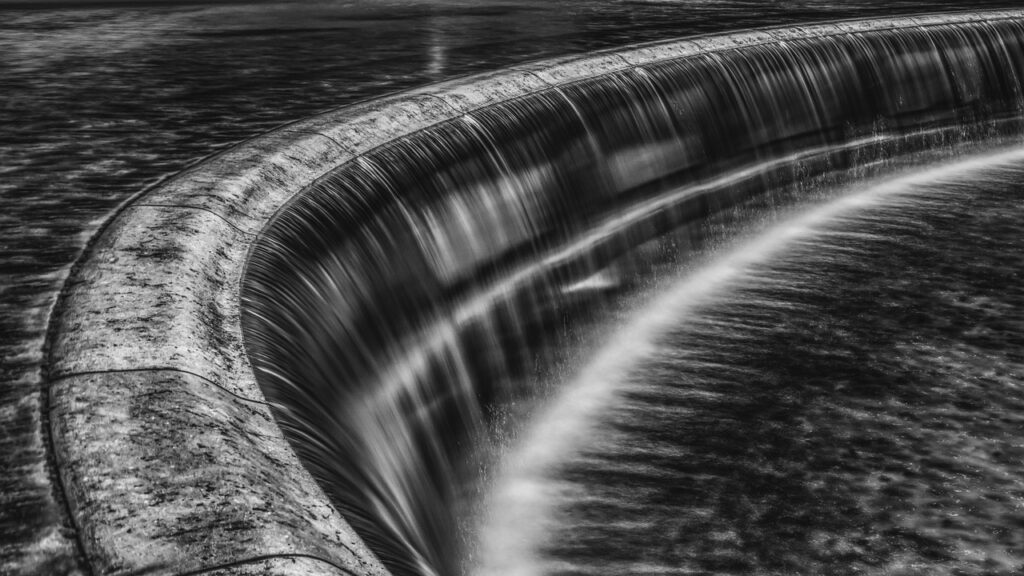 Imagem mostra barragem de uma hidrelétrica.