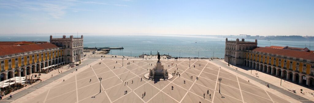 Imagem mostra a praça do comércio, uma das principais atrações de Portugal.