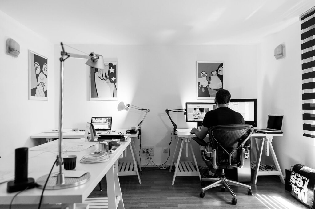 Imagem mostra um profissional que trabalha em Home Office.