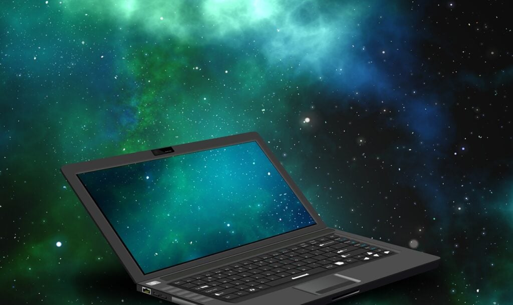 Imagem mostra um notebook aberto.