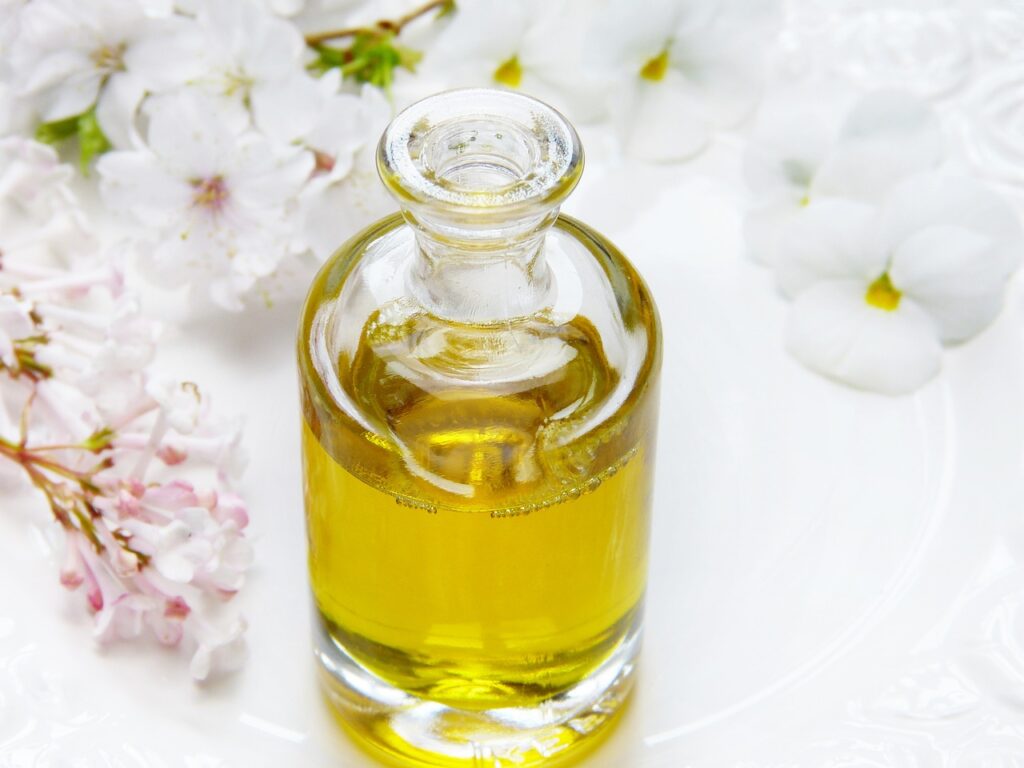 Imagem mostra um vidro de perfume.