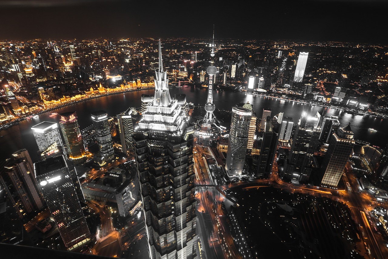Imagem noturna de Xangai; redução das politicas de covid zero pode ampliar PIB da China