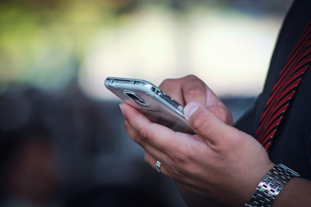 Imagem mostra um homem fazendo uma chamada de celular.
