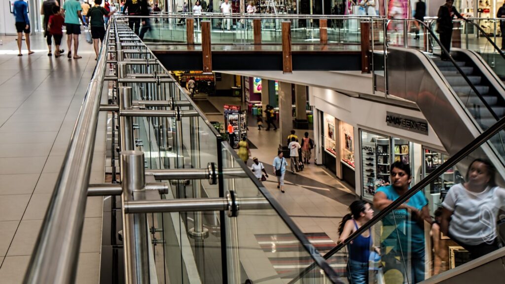 Foto de pessoas circulando em um shopping