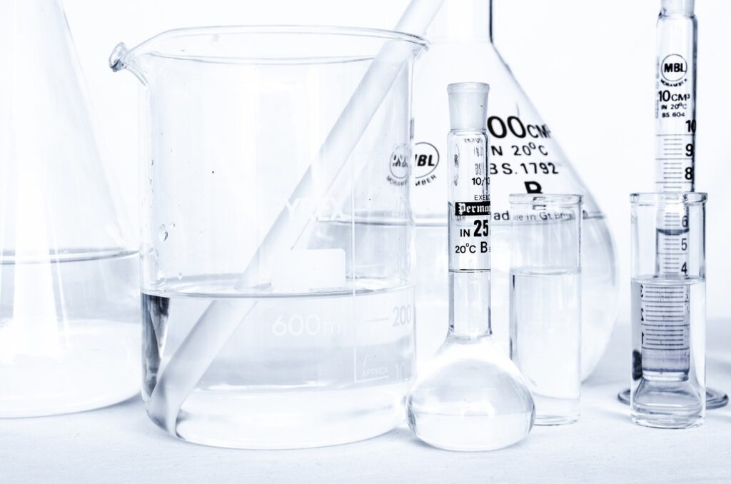 Imagem mostra tubos e cilindros farmacêuticos.