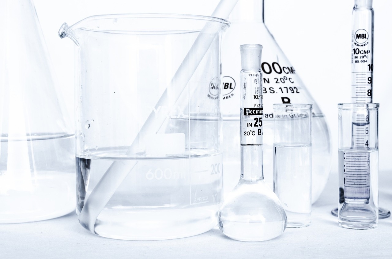 Imagem mostra tubos e cilindros farmacêuticos.
