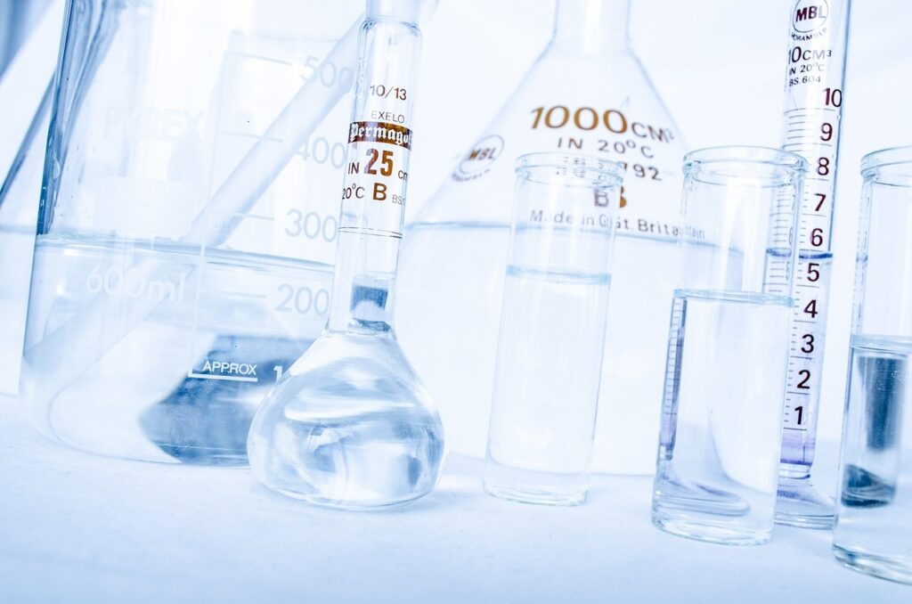 Imagem mostra tubos e cilindros farmacêuticos.