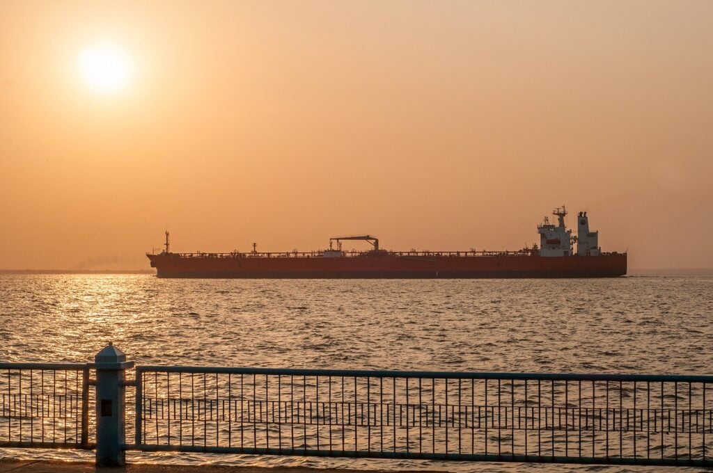 Imagem mostra navio petroleiro se aproximando do continente.