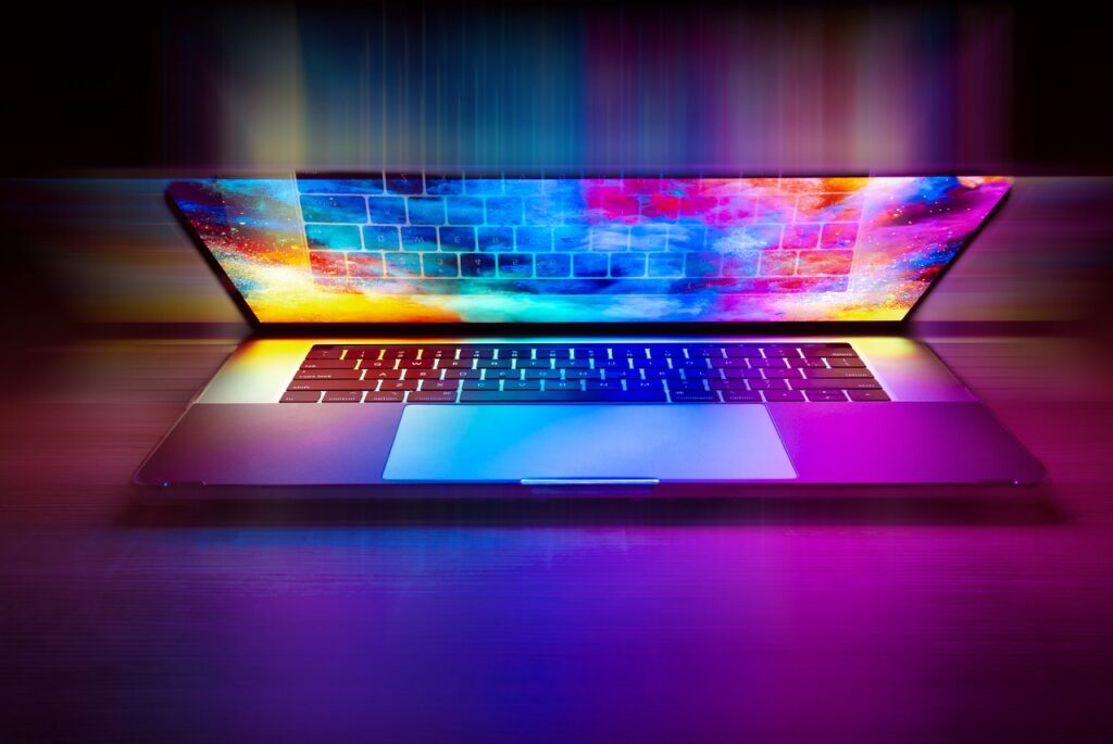 Imagem mostra um notebook sobre a mesa.