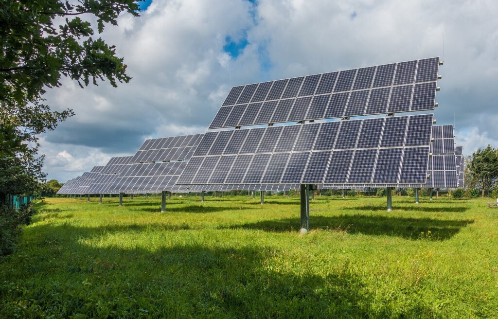Imagem mostra painéis solares.