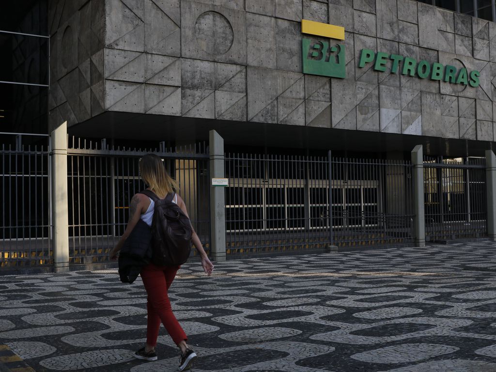 Imagem mostra transeunte passando à porta da Petrobras.