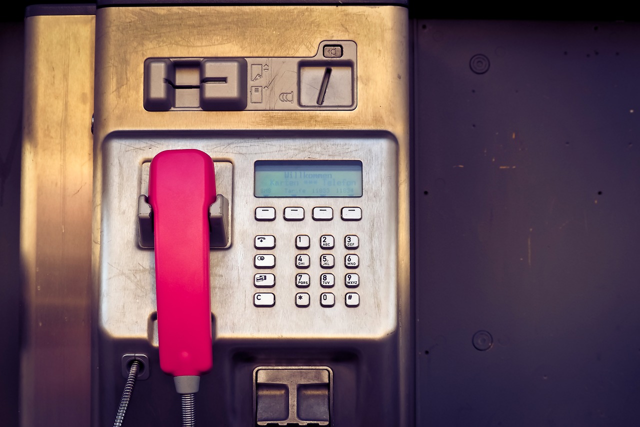Imagem mostra um telefone fixo.