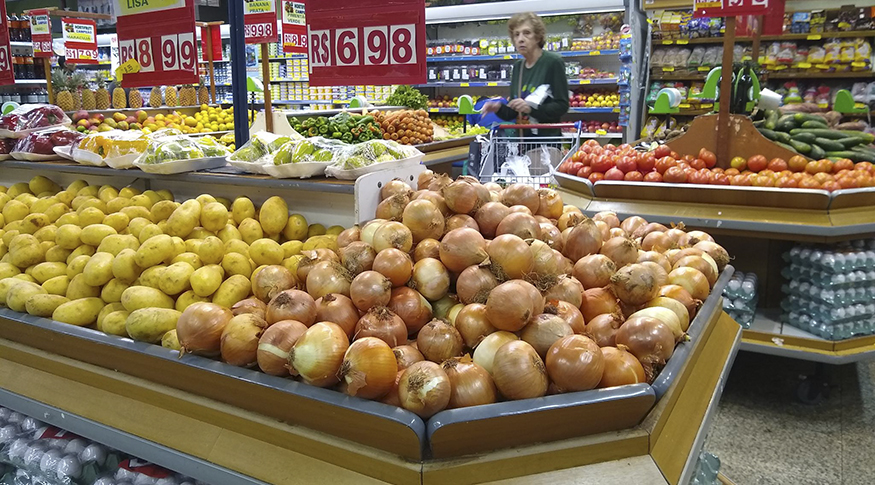 Imagem mostra gôndola de supermercado com destaque para cebola e batata. A cebola foi o item que mais subiu no IPCA em 2022