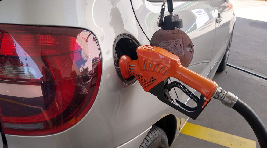 Imagem mostra carro recebendo combustível para ilustrar queda de vendas no varejo de acordo com Pesquisa Mensal de Comércio do IBGE