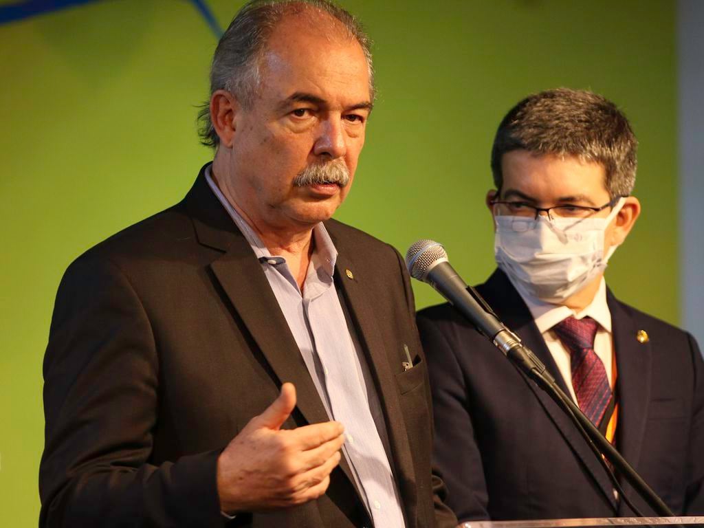 Imagem mostra Aloizio Mercadante em coletiva de imprensa.