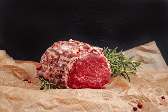 Imagem mostra uma bandeja de carne para corte.