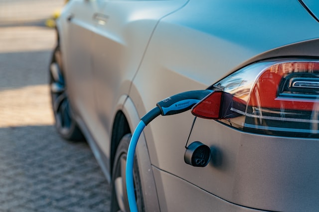 Imagem mostra um carro elétrico sendo abastecido.