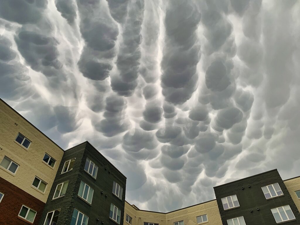 Imagem mostra uma cidade com um temporal se aproximando.