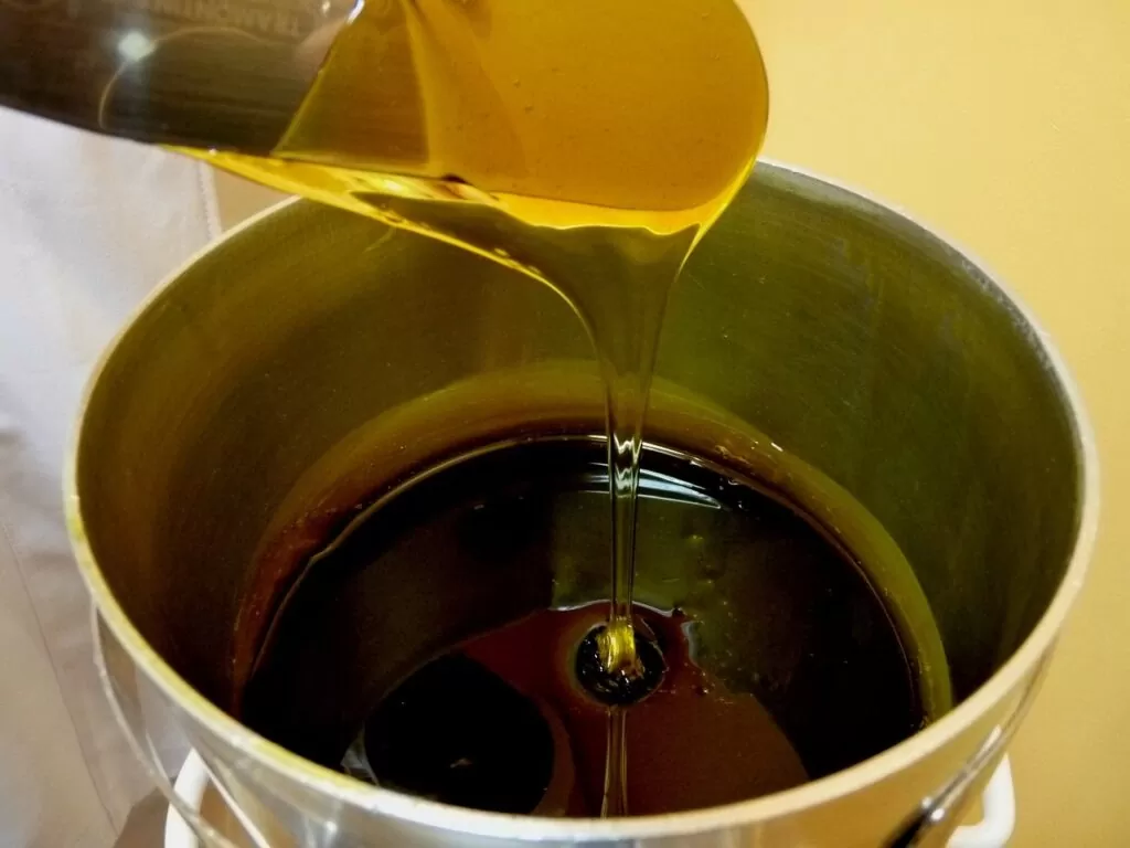 Imagem mostra a preparação de um produto para depilação feminina.
