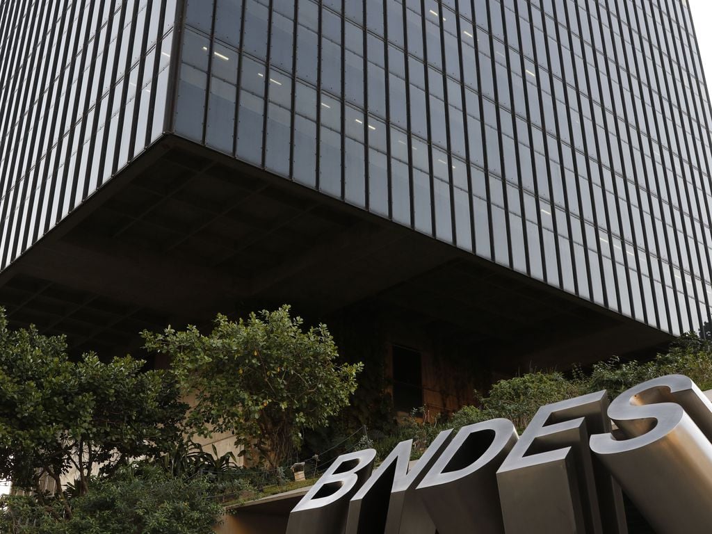 Imagem mostra fachada do BNDES.