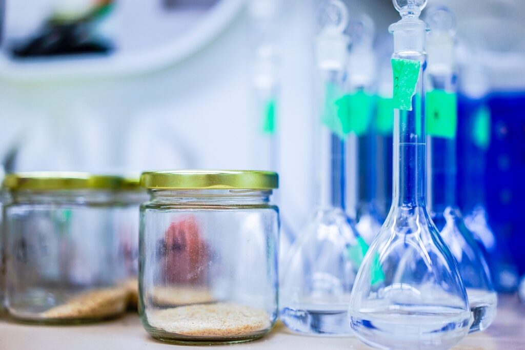 Imagem mostra laboratório químico.