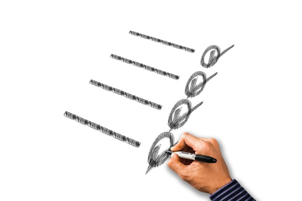 Imagem mostra uma pessoa fazendo um checklist.