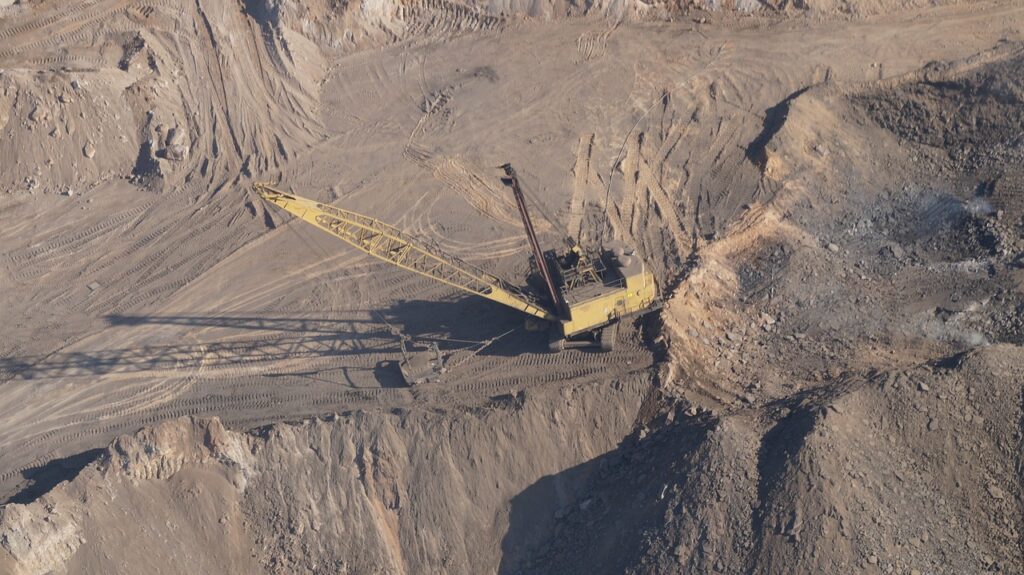 Imagem mostra um campo de mineração.