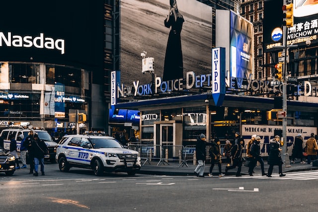 Imagem mostra pedestres atravessando a rua em Nova York.